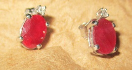 xxM1323M 14k gold ruby and diamond Earrings. Takst-ValuationN.Kr.5500