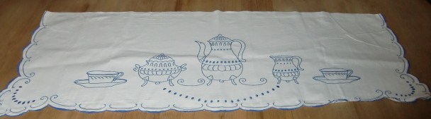 M632M A decorative dresser runner