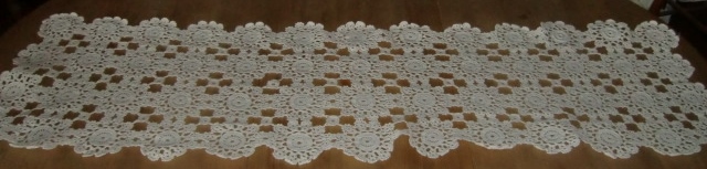 M727M Long crochet runner