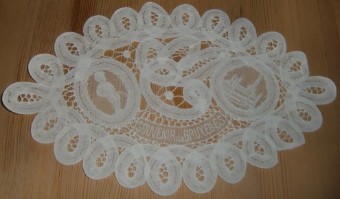 M620M Little  Brussels lace runner