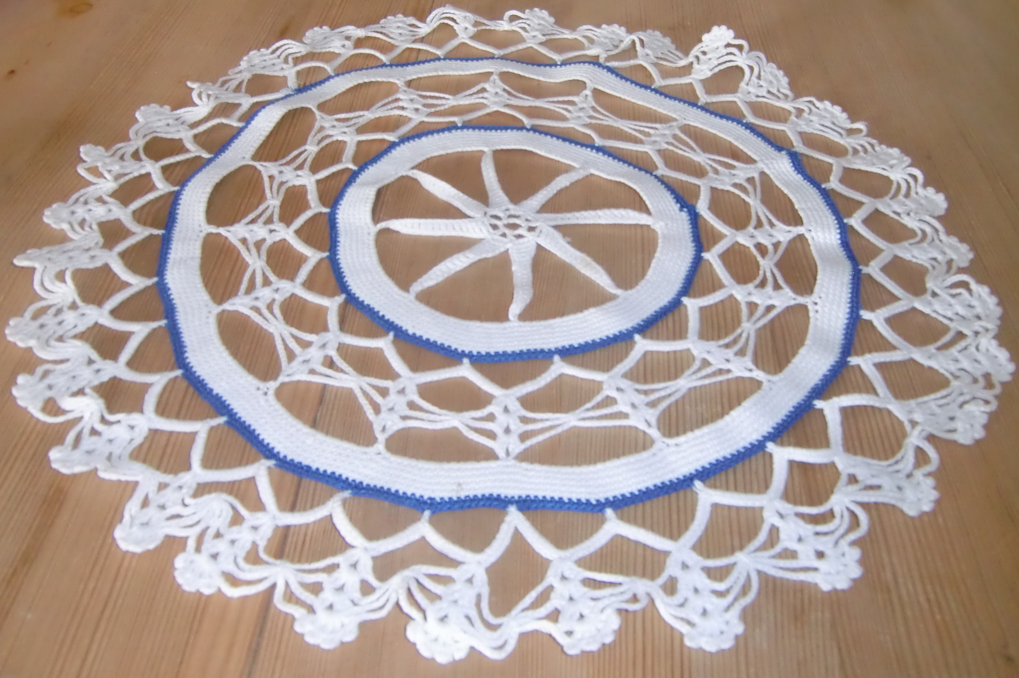 M712M Crocheted blue and white round runner