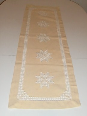 M613MNice light yellow Hardanger Runner