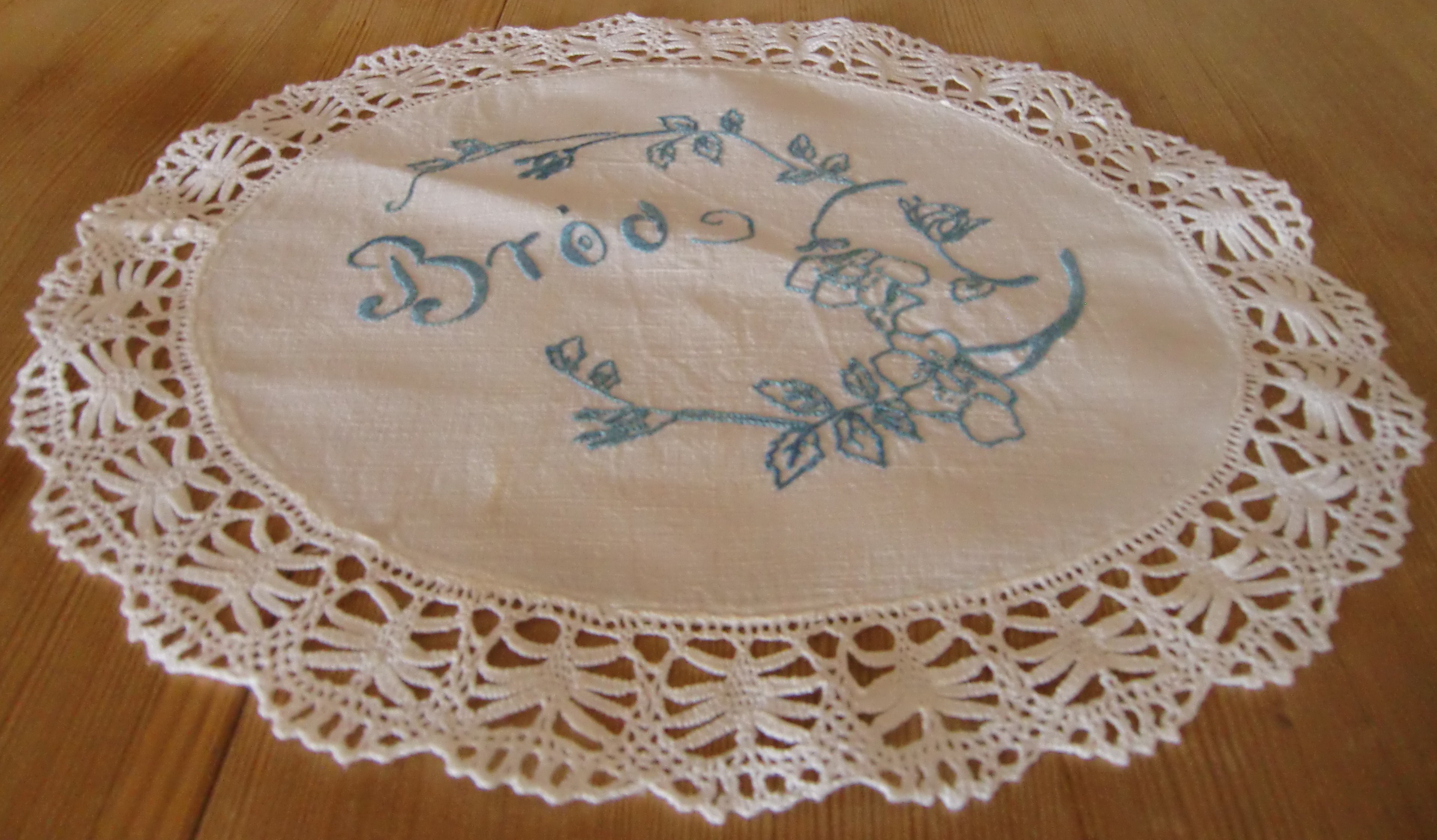 M711M Brød= bread Blue stitching runner