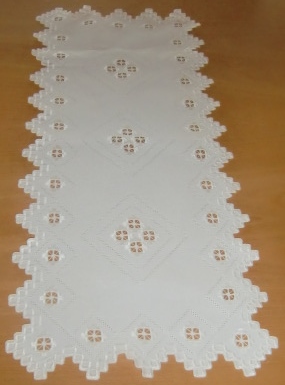 M781M Pretty Hardanger runner