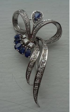 xxM1405M 18k white gold sapphire and diamond brooch