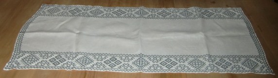 M619M Embroidered linen runner