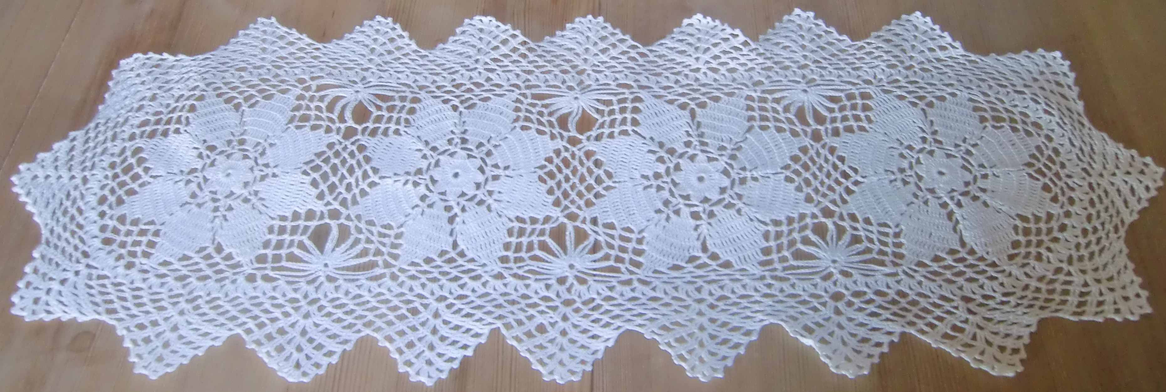 M714M White crocheted runner