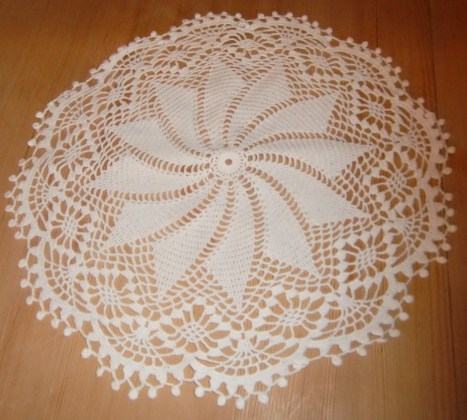 M699M Round crocheted runner